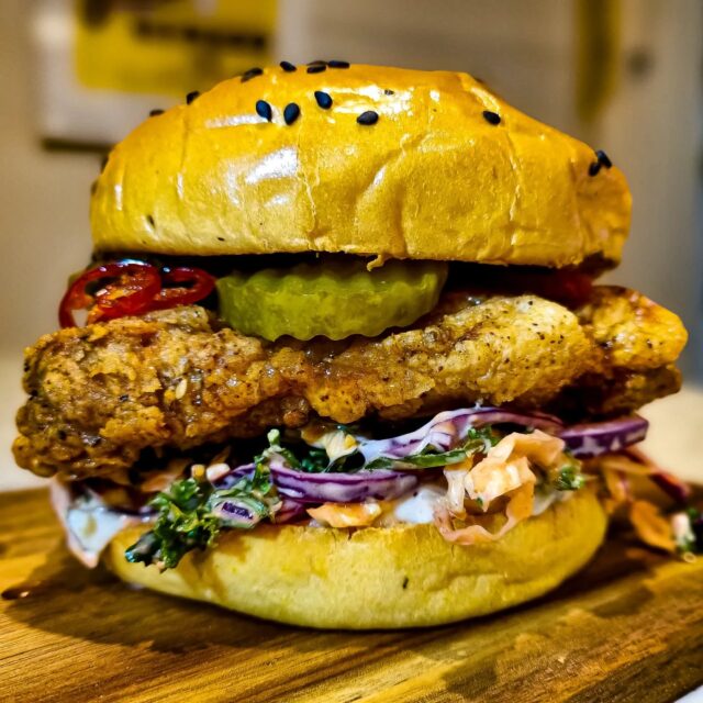 Hot and spicy honey glazed fried chicken with pickle mayo, gochunjang cabbage and kale slaw on a toasted potatoe bun. Honey once again taking savoury to another level 🍯

.
.
.
.
.

#burgernight #friedchickensandwich #friedchickenburger #friedchicken #honeyglazed #burgerporn #burgerlover